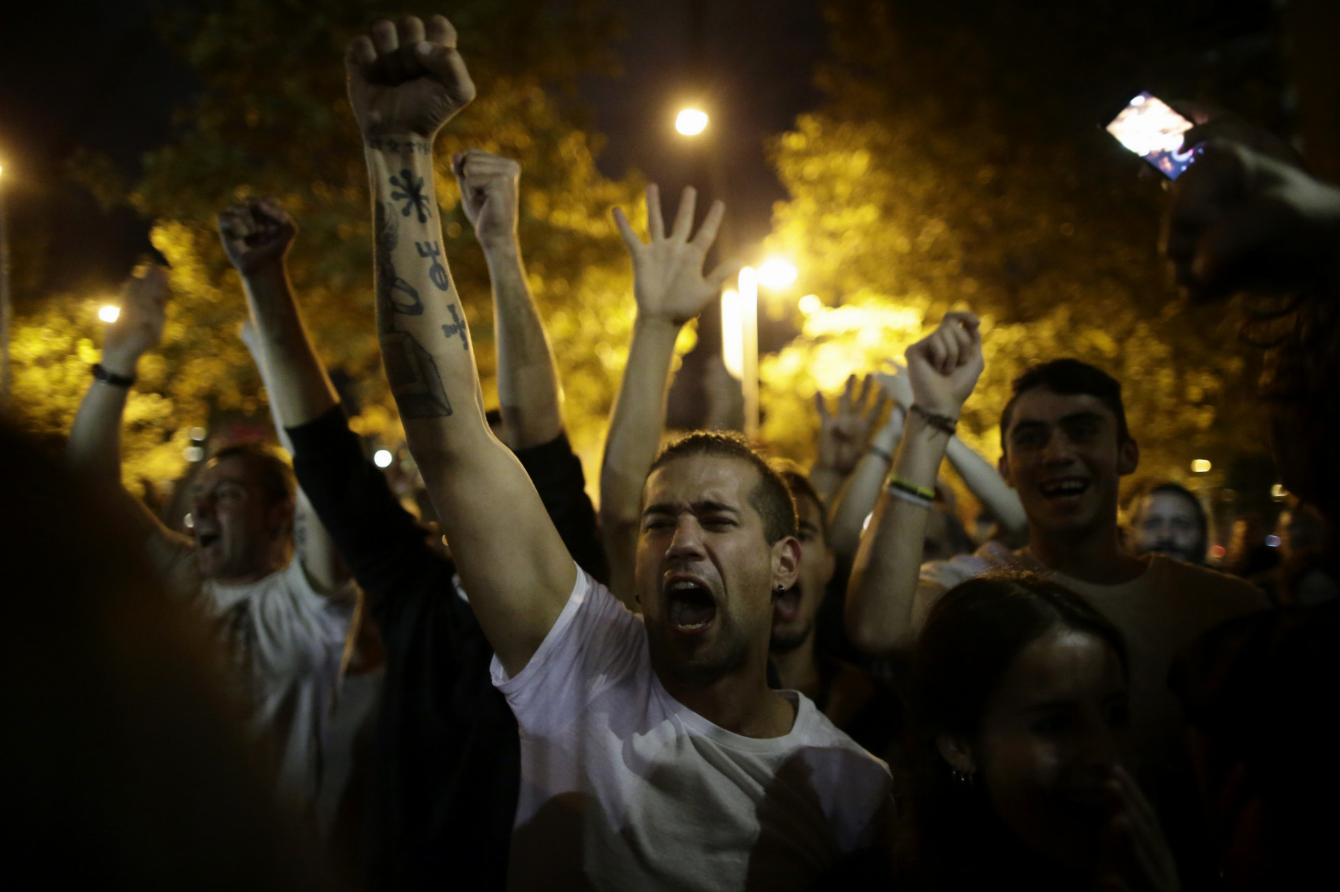 Stúpenci referenda oslavujú na uliciach v Barcelone po oficiálnom skončení referenda o nezávislosti Katalánska 1. októbra 2017. Pri zásahoch španielskej polície proti ľuďom, ktorí sa pokúšali hlasovať v plebiscite, utrpelo zranenia celkovo 844 ľudí a 33 policajtov, uviedla katalánska regionálna vláda.