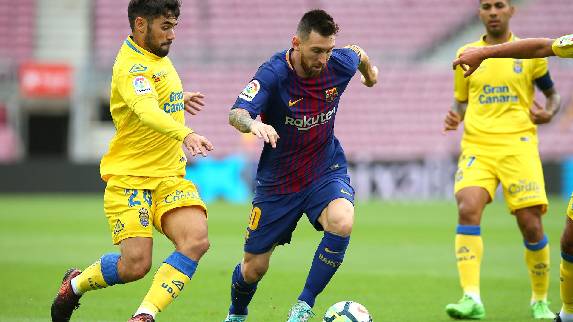 Počas zápasu FC Barcelona – Las Palmas zostali tribúny v nedeľu bez divákov. Z bezpečnostných dôvodov ich na zápas nepustili.