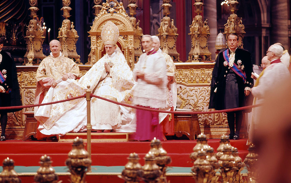 Pápež Pavol VI. počas rokovania Druhého vatikánskeho koncilu, ktorý zvolal a otvoril ešte jeho predchodca.