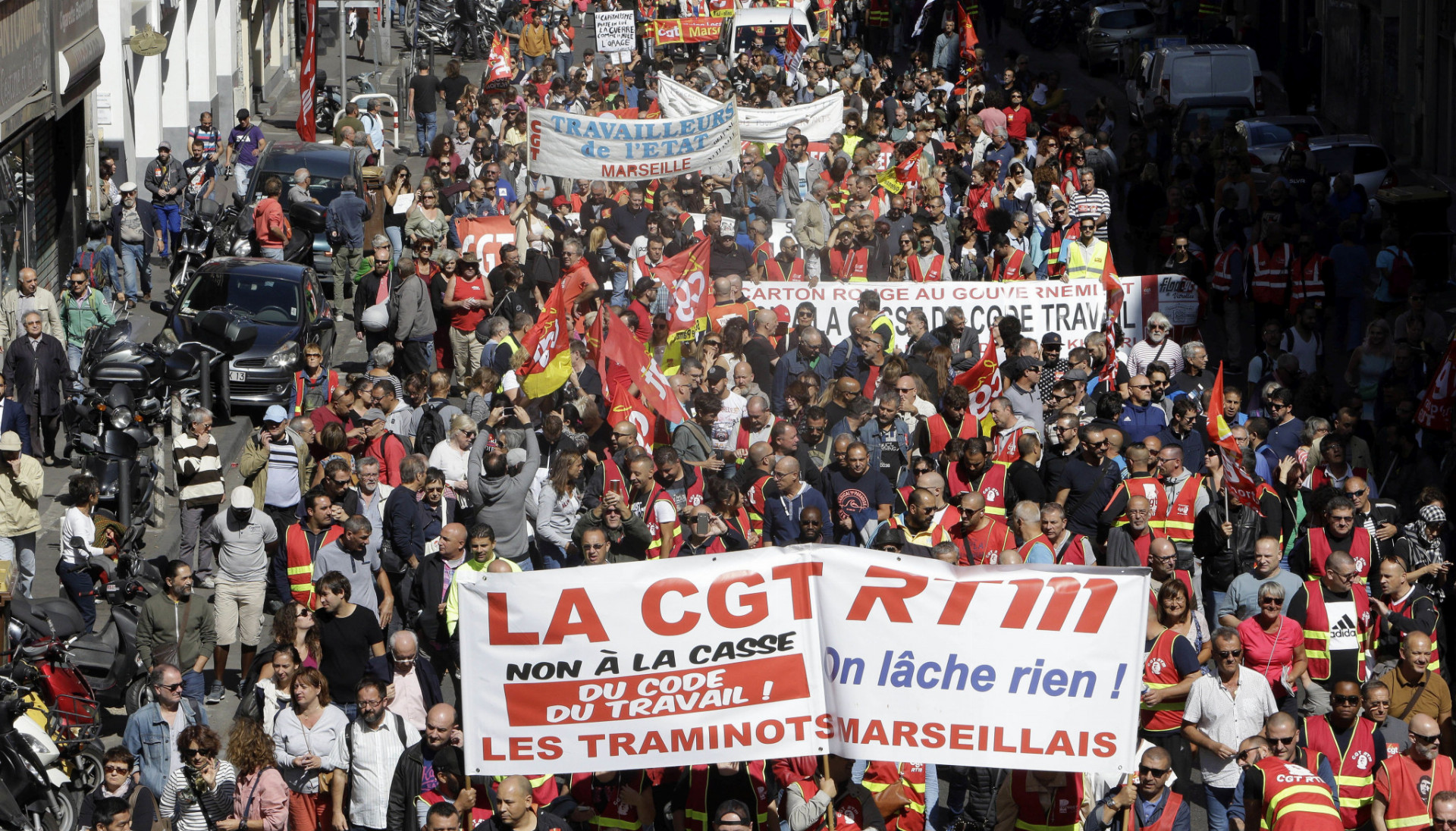 Reakciou na plány prezidenta Emmanuela Macrona sú viaceré demonštrácie v krajine.