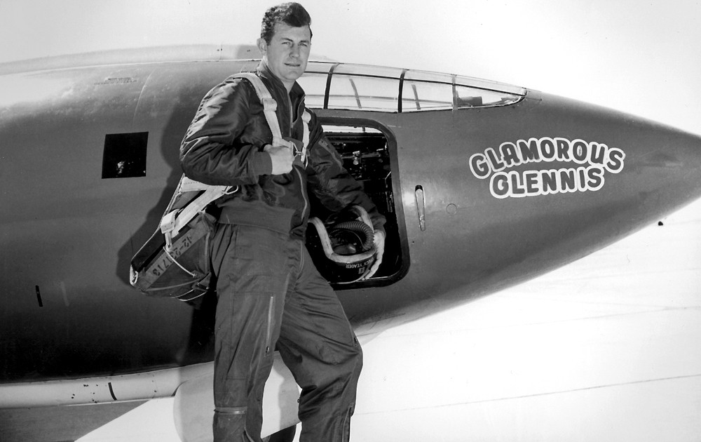 Chuck Yeager v októbri 1947 ako prvý človek prekonal s lietadlom Bell X-1 rýchlosť zvuku. 