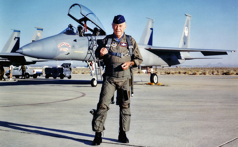 Nadzvukový let stíhačkou F-15 si Chuck Yeager niekoľkokrát zopakoval aj po tom, ako odišiel do dôchodku.
