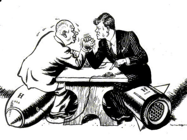 Dobová karikatúra Kennedyho a Chruščova.