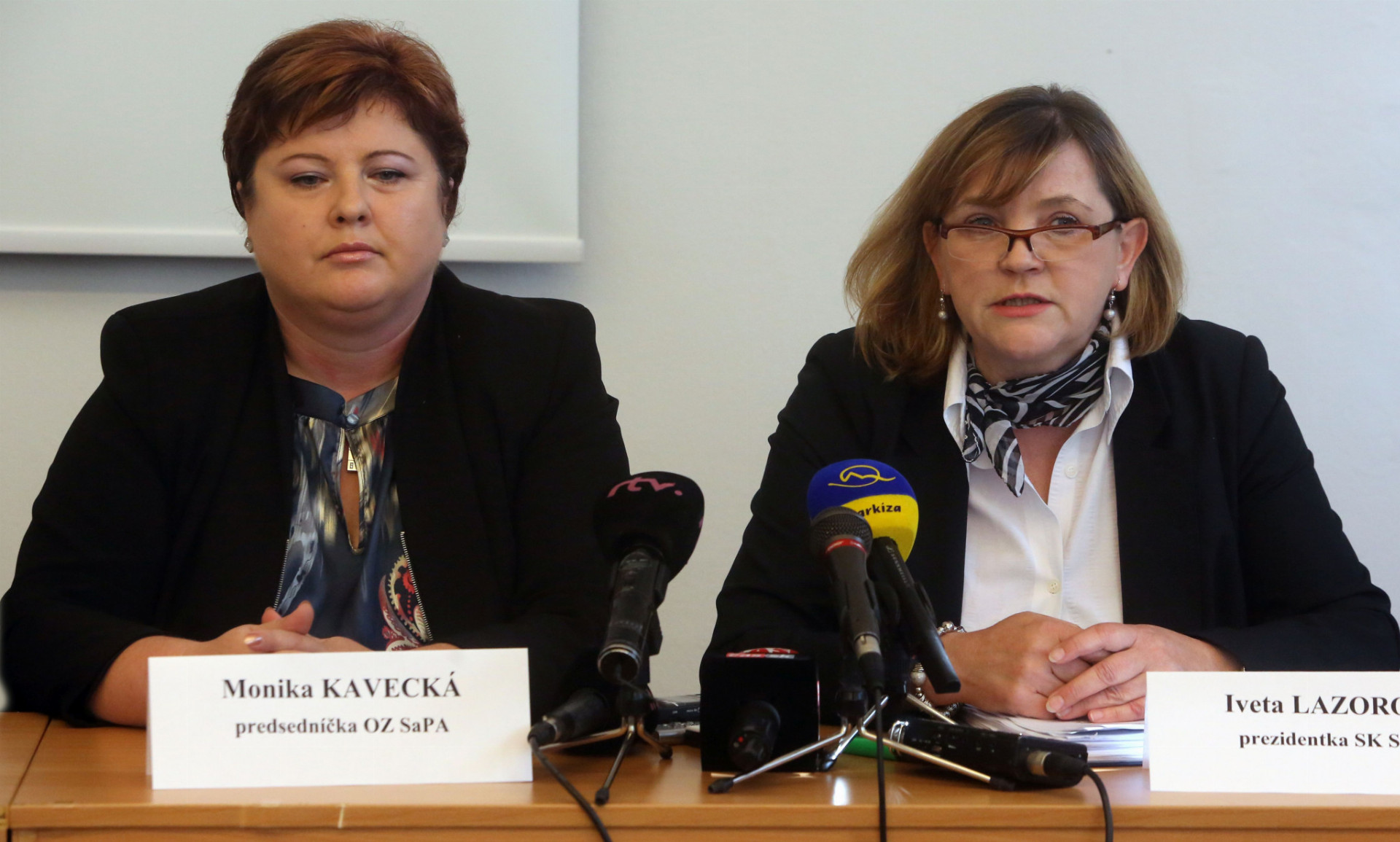 Predsedníčka komory sestier Iveta Lazorová (vpravo) a predsedníčka odborov Monika Kavecká dlhodobo žiadajú lepšie podmienky na prácu.