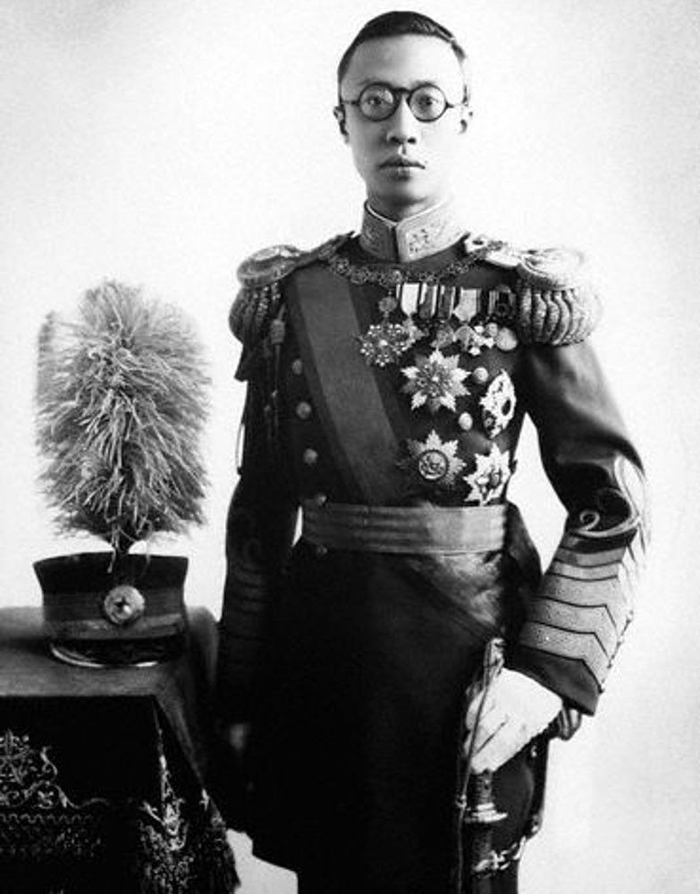 V roku 1932 z neho Japonci urobili urobili formálnu hlavu štátu a neskôr cisára štátu Mandžukuo. 
