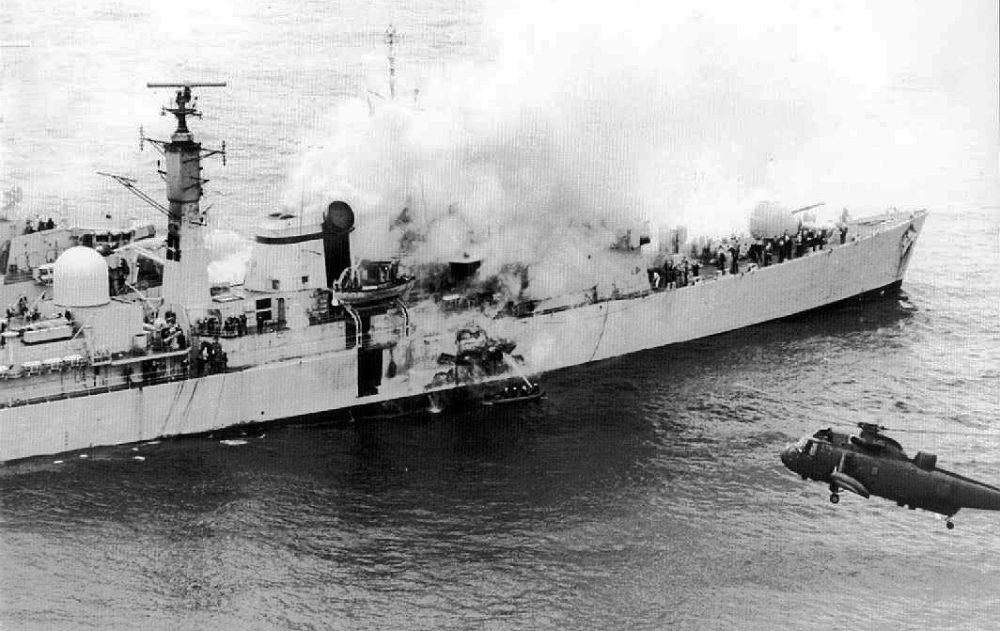 Britský torpédoborec HMS Sheffield sa potopil po zásahu raketou počas vojny o Falklandy. 