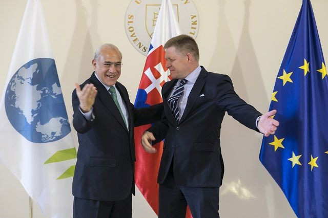 Iniciátorom výmeny informácií je OECD. Na snímke je jej generálny tajomník Ángel Gurría (vľavo) s premiérom Robertom Ficom.