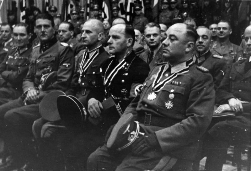 Dôstojníci Waffen SS pri slávnostnom vyznamenávaní železnými krížmi v októbri 1943. Skorzeny sedí štvrtý sprava. 