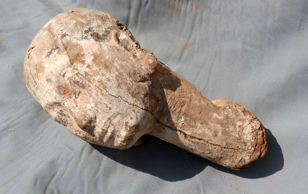 Torzo drevenej sochy starej 4000 rokov našli v archeologickej lokalite Sakkára.