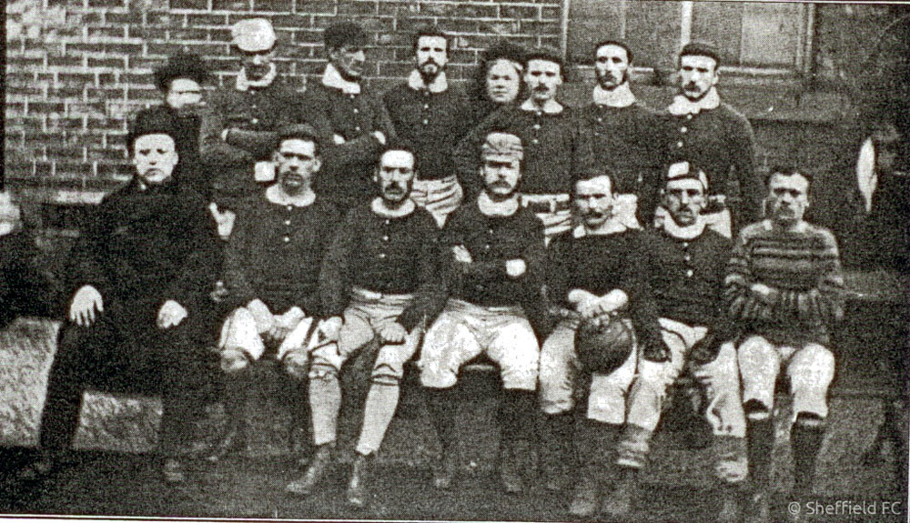 Mužstvo Sheffield FC na snímke z roku 1857.