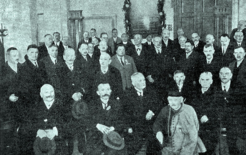 Účastníci deklaračného zhromaždenia z októbra 1918 na spomienkovej slávnosti po desiatich rokoch.