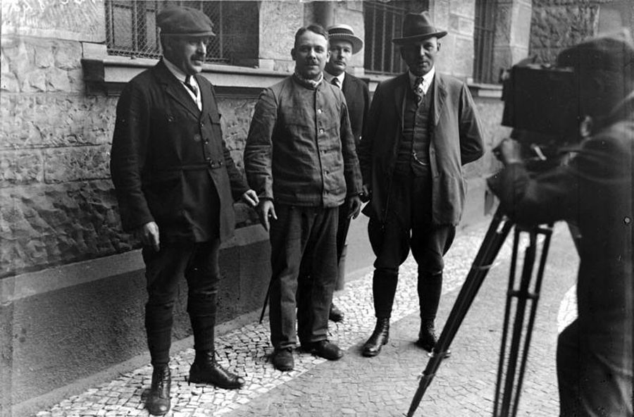 Haarmann (v strede) s detektívmi po zadržaní.