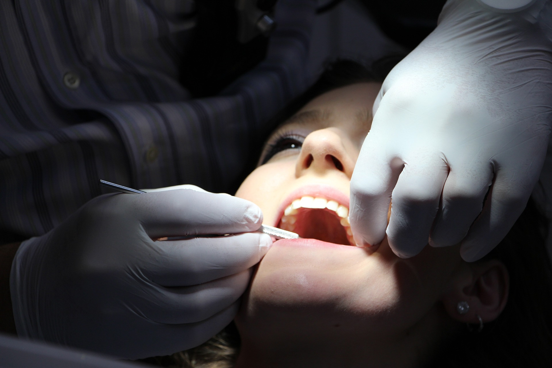 Začervenané, bolestivé, opuchnuté alebo krvácajúce ďasná môžu byť nielen príznakom ochorenia parodontu, ktoré vzniká pôsobením baktérií zubného kameňa a povlaku na povrchu zuba, ale aj kardiovaskulárneho ochorenia.

Štúdia z roku 2010, ktorú vykonali vedci z Americkej akadémie parodontológie (AAP), odhalila, že prevalencia parodontálnych ochorení môže byť podceňovaná až o 50 percent. Odborníci sa domnievajú, že zlý krvný obeh v dôsledku srdcového ochorenia môže byť základnou príčinou periodontálnych ochorení. Vedci tiež skúmajú, či sa rovnaké baktérie podieľajú na ochorení ďasien aj na tvorbe plaku v koronárnych tepnách. Prevencia vzniku parodontitídy je rovnaká, ako pri prevencii zubného kazu. Pri problémoch s ďasnami s návštevou zubára neotáľajte, v ohrození totiž môže byť nielen váš chrup, ale aj srdce.