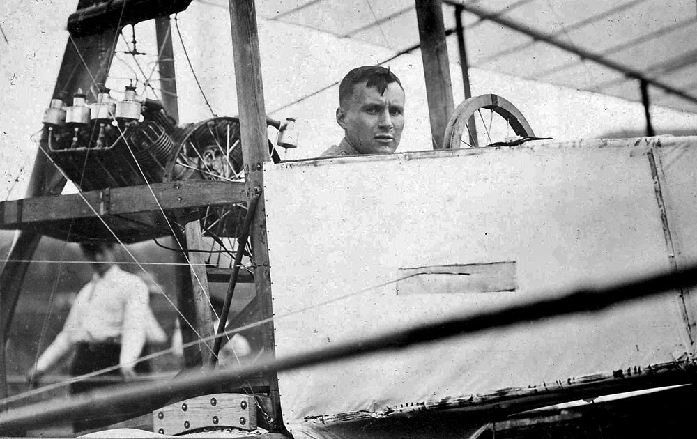 Thomas L. Selfridge (na snímke z mája 1908) bol dôstojník, letecký konštruktér a člen armádneho výboru, ktorý rozhodoval o nákupe lietadiel od Wrightovcov.