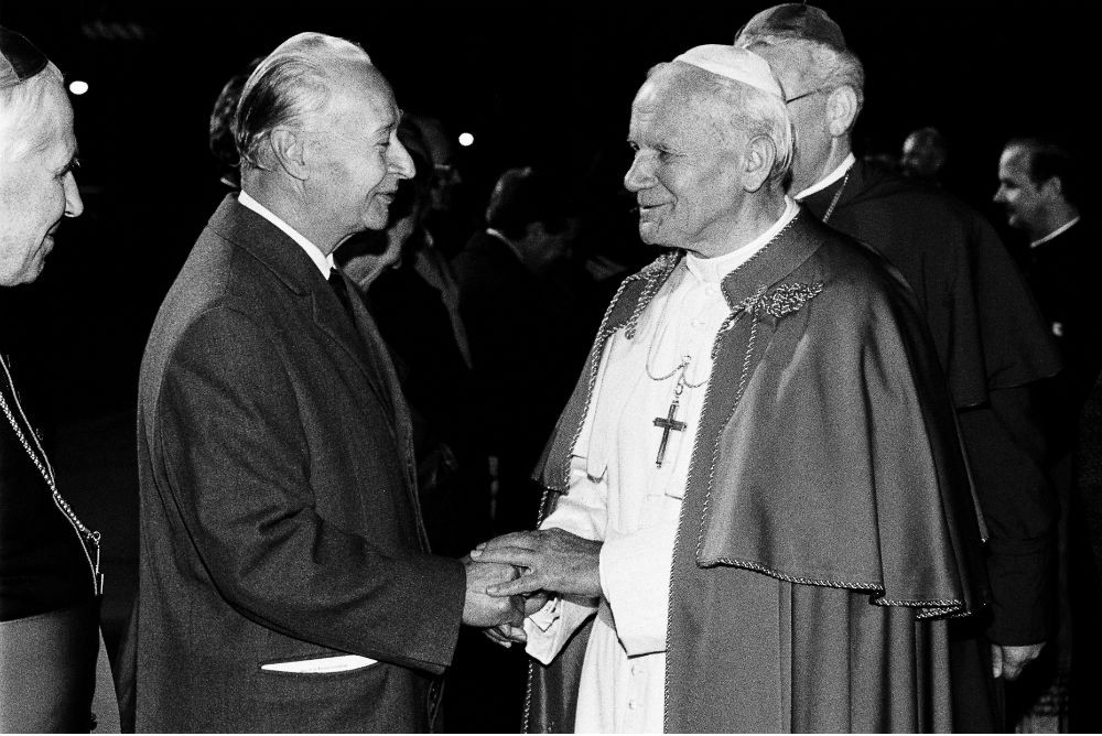 Alexander Dubček ako predseda Federálneho zhromaždenia ČSFR v roku 1990 víta pápeža Jána Pavla II.