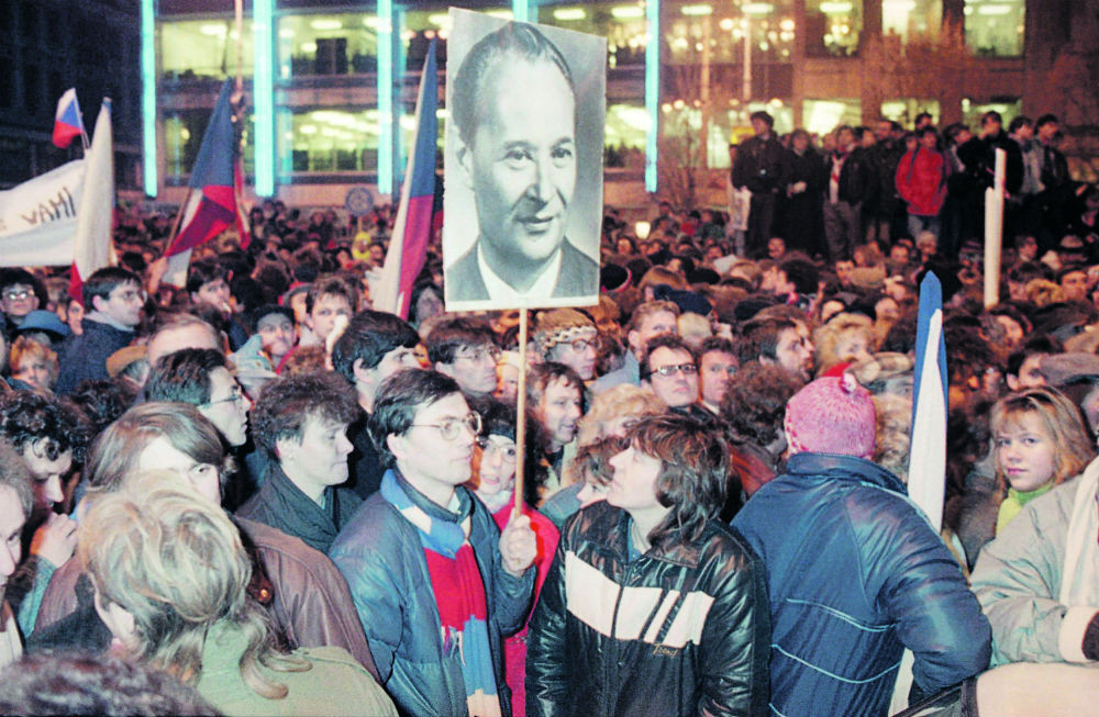 Dubček ako symbol. Bývalý šéf KSČ sa stal tvárou roku 1989. Jeho fotka sa zjavila aj na oslavách 20. výročia Nežnej revolúcie.