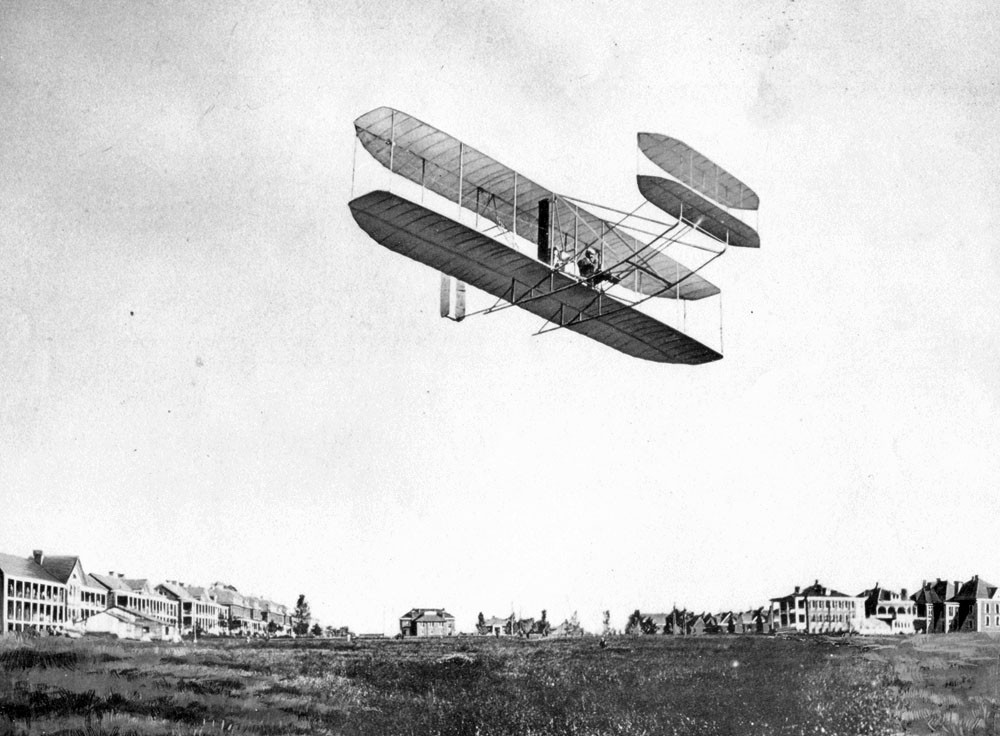 Orville Wright s lietadlom Flyer Model A počas predvádzacieho letu v septembri 1908.