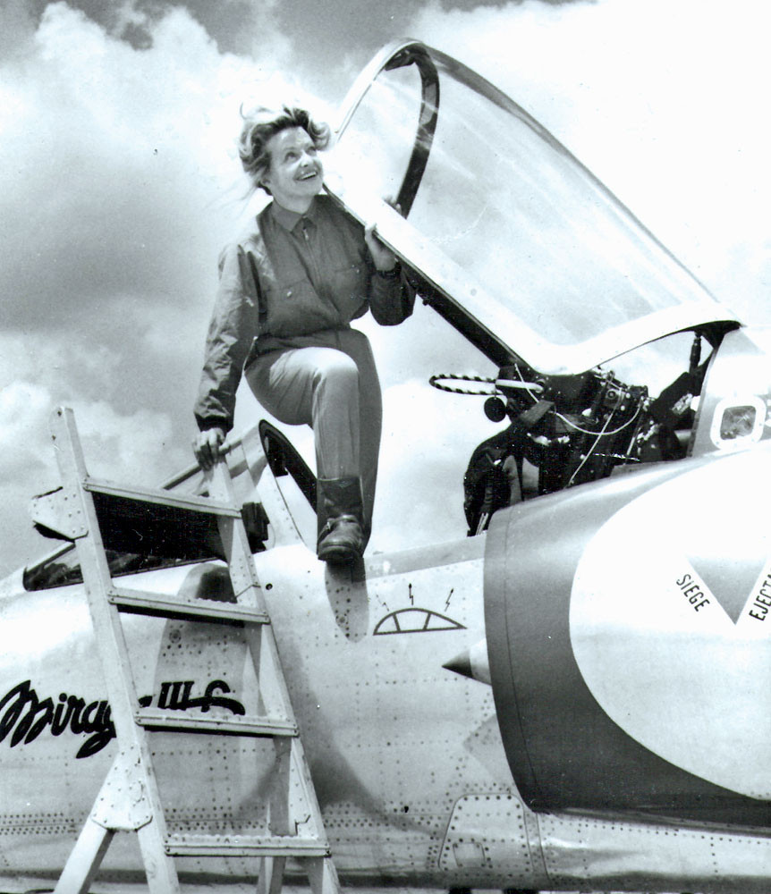 Jacqueline Auriolová bola prvou ženou na svete, ktorá sa stala skúšobnou pilotkou.