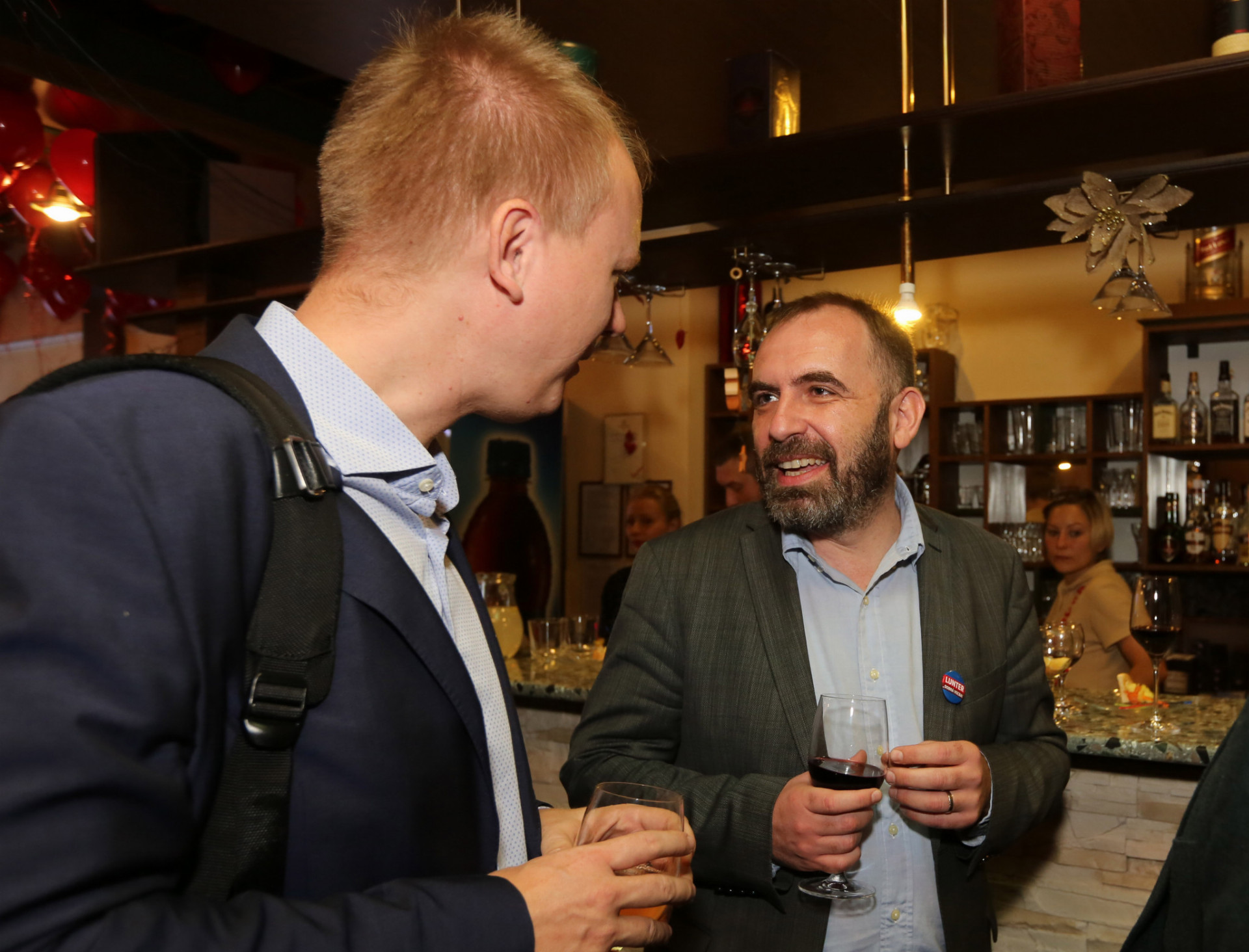 Počas volebnej noci sa v štábe Jána Luntera objavil aj poslanec Miroslav Beblavý a Ivan Štefunko, spoluzakladateľ Progresívneho Slovenska. 