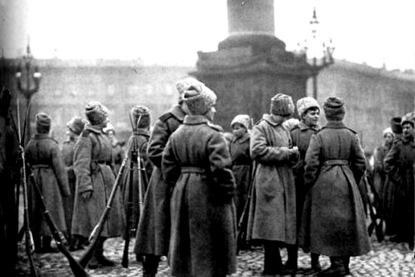 Príslušníčky ženského práporu, ktoré strážili Zimný palác.