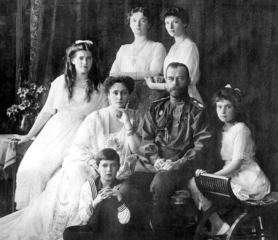 Cár Mikuláš II. s rodinou.