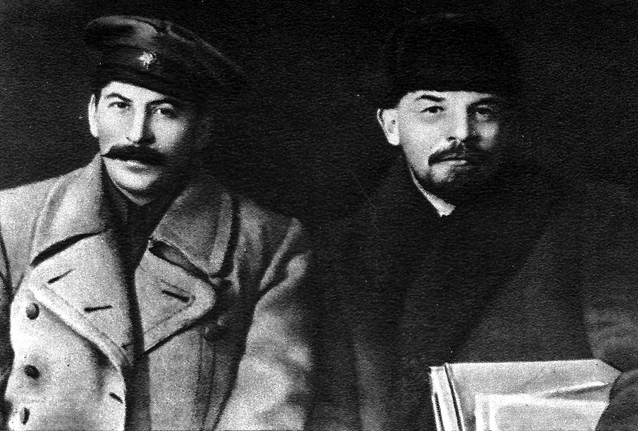 Stalin nebol pred revolúciou významným politikom, rýchlo sa mu ale podarilo dostať do priazne Lenina. 