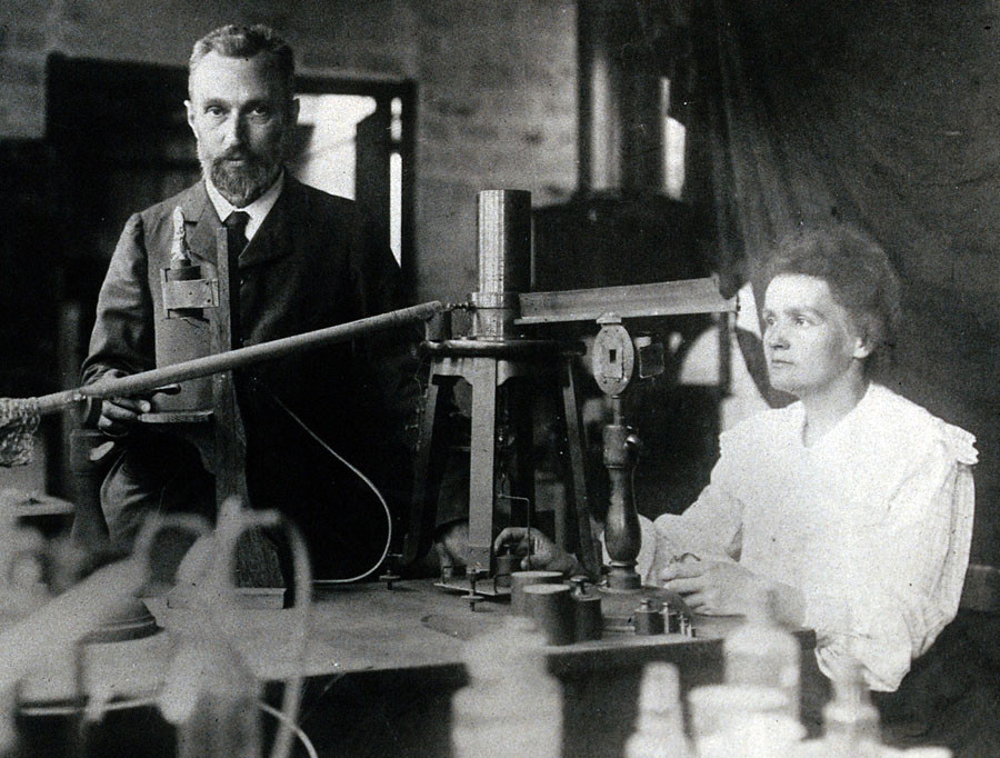 Pierre a Marie Curieovci dospeli k prevratným vedeckým objavom v mimoriadne skromných podmienkach.