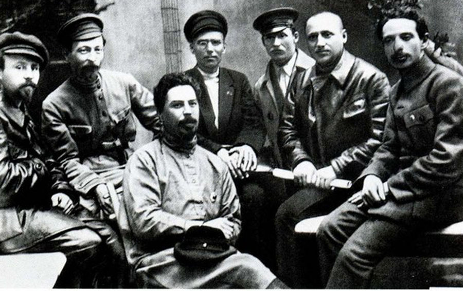 Felix Dzeržinskij (druhý zľava) s príslušníkmi Čeky.