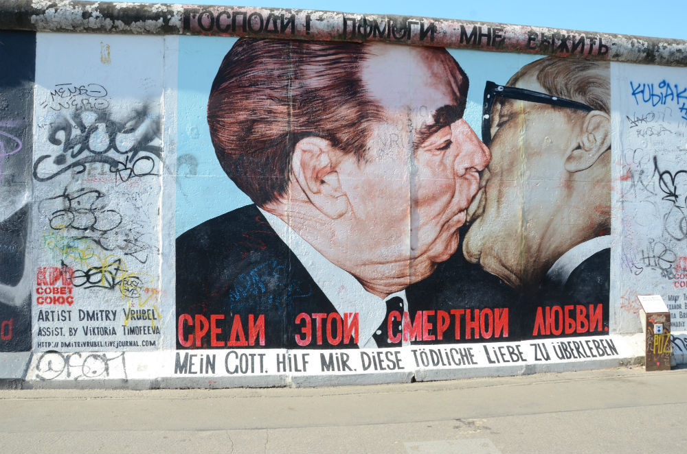 Po páde Berlínskeho múra sa niektoré jeho časti premenili na galériu pod holým nebom. Jedným z najznámejších diel je slávny „bozk smrti“ Leonida Brežneva Erichovi Honeckerovi.