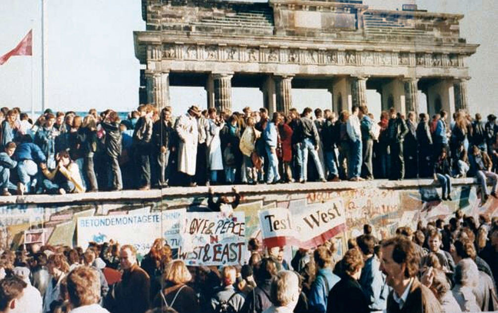 Ľudia z oboch strán Berlína v novembri 1989 oslavujú pád múra, ktorý ich 28 rokov rozdeľoval.