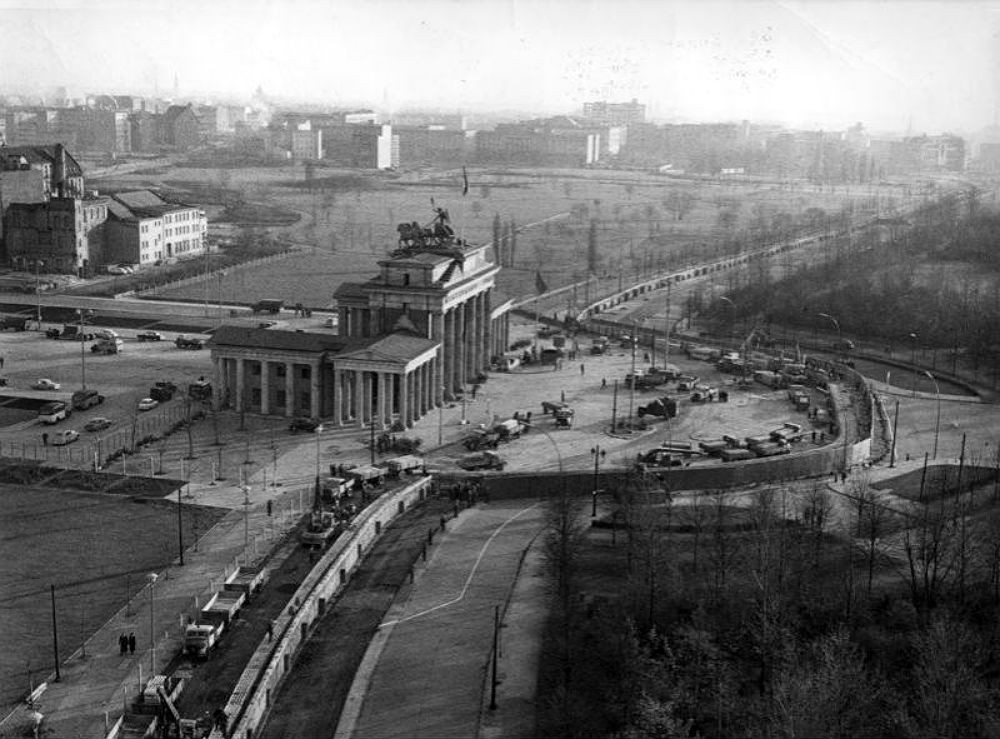 Berlínsky múr - úsek pri Brandenburskej bráne na snímke zo šesťdesiatych rokov.