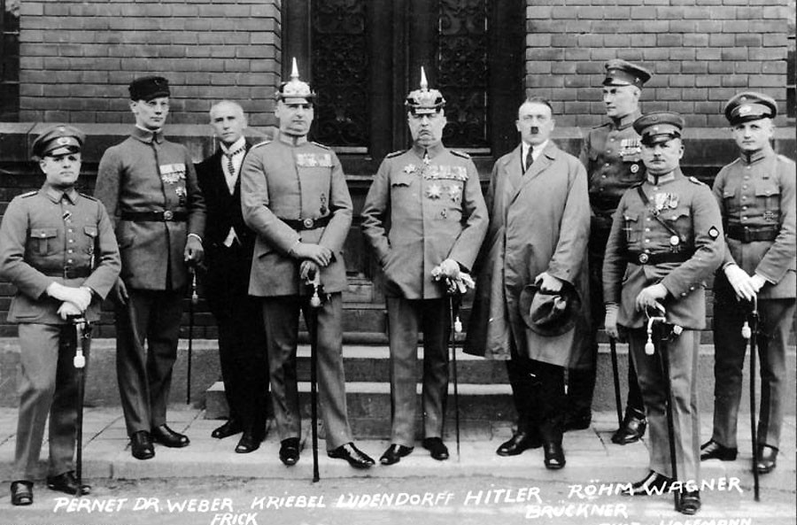 Účastníci tzv. pivného puču pred začiatkom súdneho procesu, po ktorom skončil Hitler v roku 1924 vo väzení. Röhm je na snímke druhý sprava. 