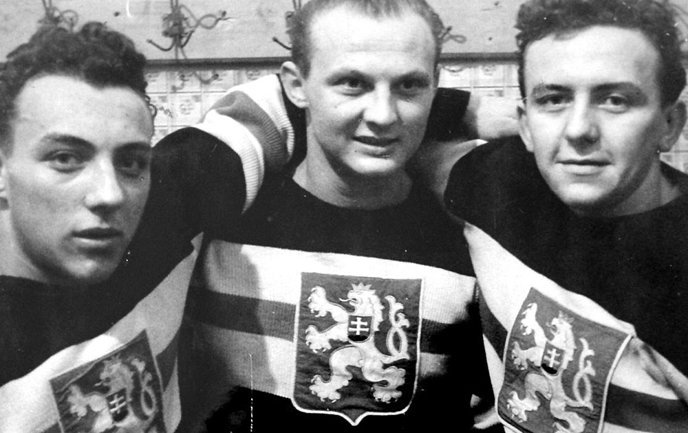 Československí hokejoví reprezentanti v roku 1950. Vľavo je Augustin Bubník.