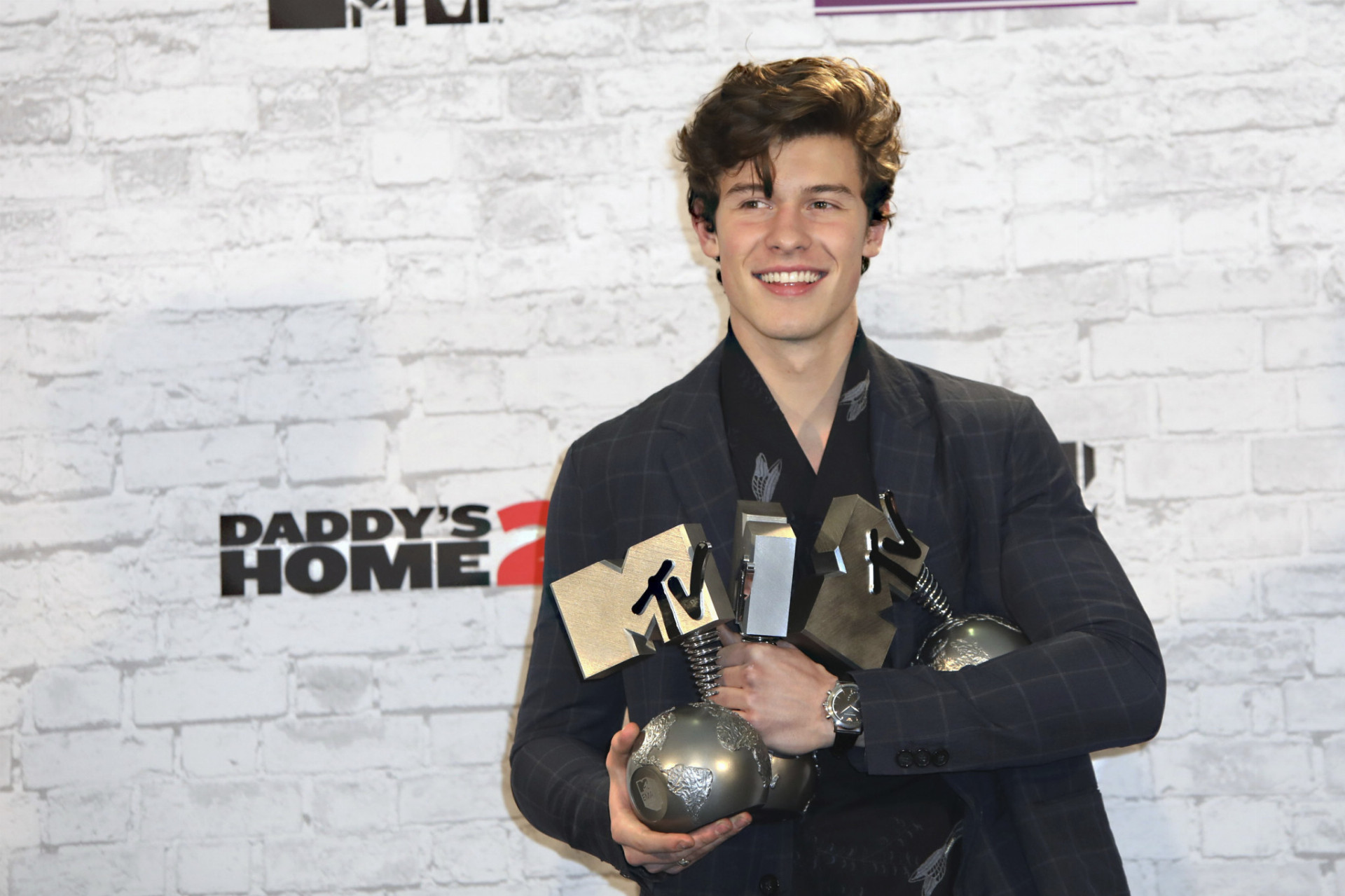 Kanadský spevák Shawn Mendes pózuje s oceneniami v kategóriách Najlepšia pieseň a Najlepší interpret na udeľovaní európskych hudobných cien MTV Europe Music Awards (EMA) 12. novembra 2017 v Londýne. 