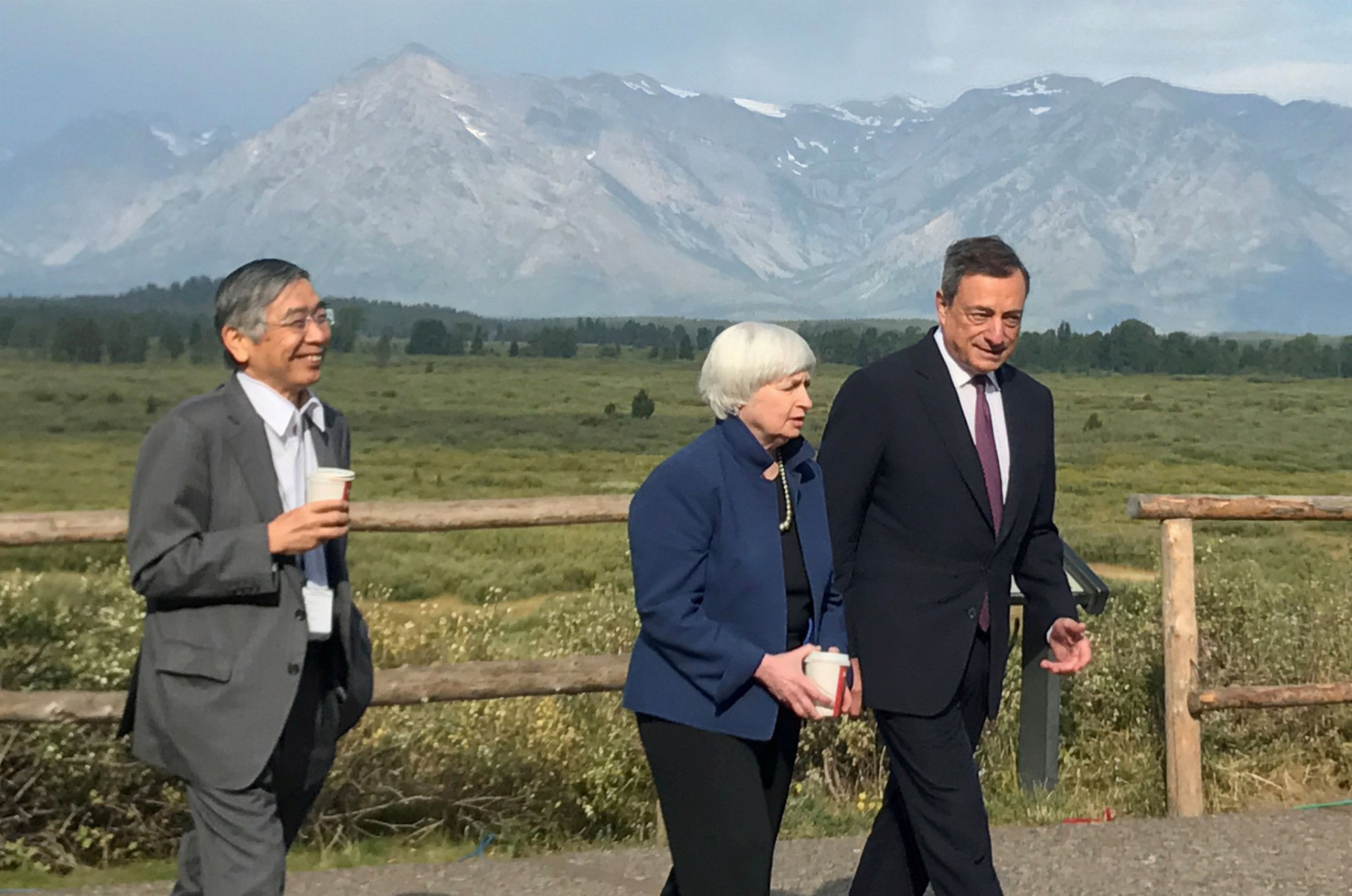 Guvernér Japonskej banky Haruhiko Kuroda, predsedníčka amerického Federálneho rezervného fondu Janet Yellenová a prezident Európskej centrálnej banky Mario Draghi sa stretli v auguste v americkom Jackson Hole.