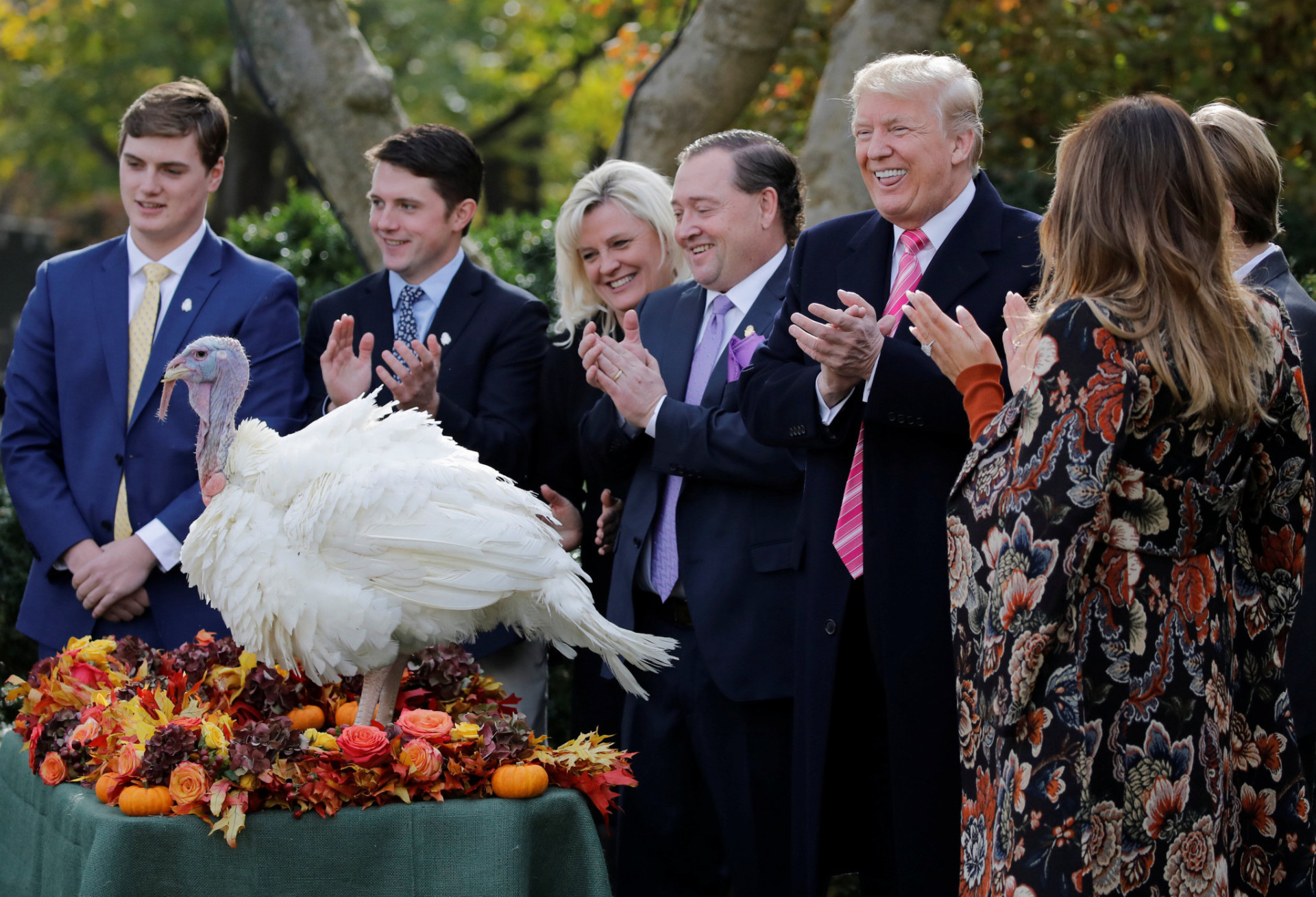 Túto tradíciu už majú Američania za sebou. Už včera udelil prezident Donald Trump milosť páru moriakov, ktorí sú tradičným pokrmom na Deň vďakyvzdania. Tento rok omilostil moriadka Drumsticka a formálne aj jeho náhradníka Wishbona.