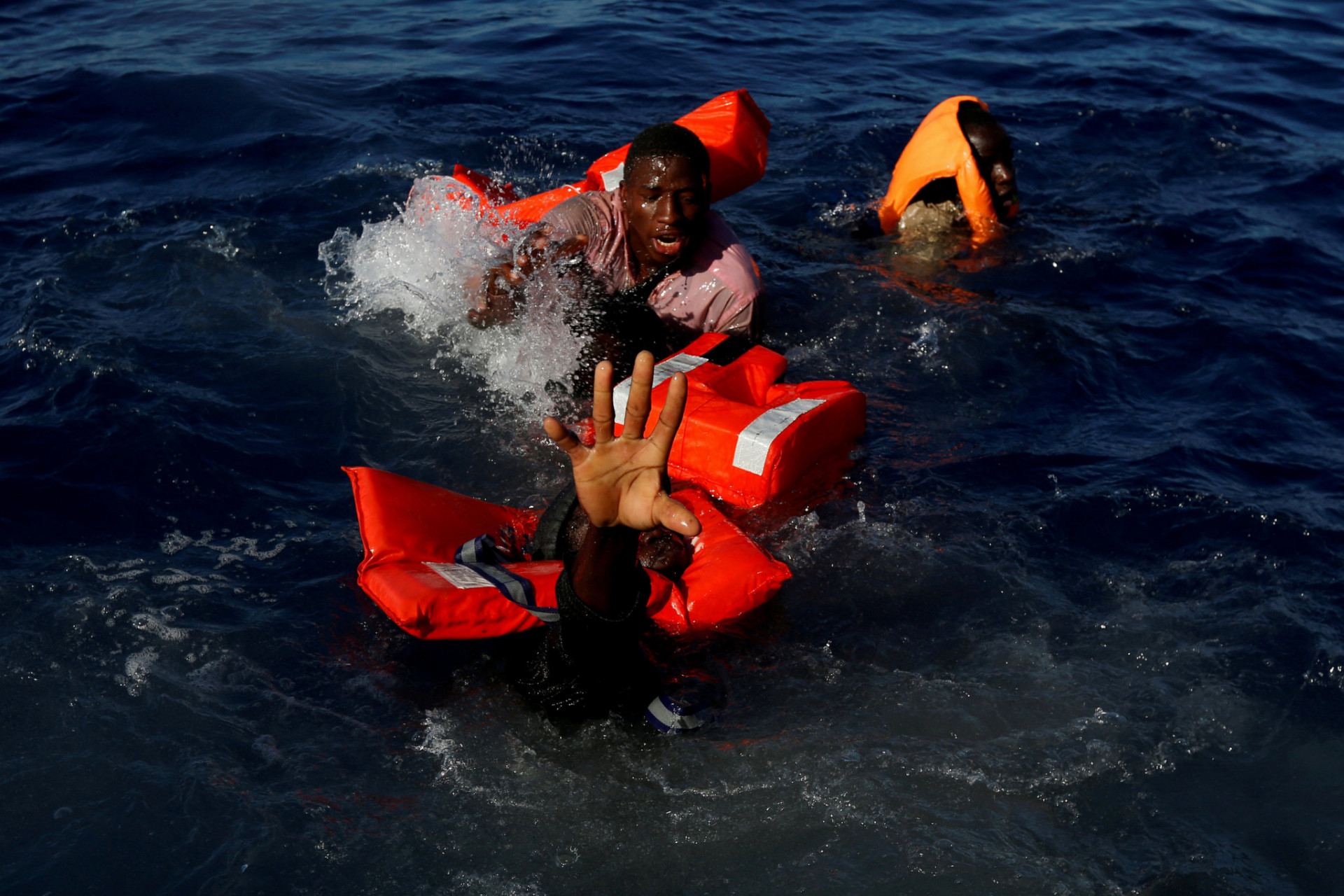 Migranti sa pokúšajú udržať sa na hladine po páde z gumovej záchrannej lode počas záchrannej operácie zo strany maltskej mimovládnej organizácie Migrant offshore aid station (MOAS) v centrálnom Stredozemí v medzinárodných vodách asi 15 námorných míľ od pobrežia Zawiya v Líbyi 14. apríla , 2017. Všetkých 134 subsaharských migrantov prežilo a bolo zachránených. 