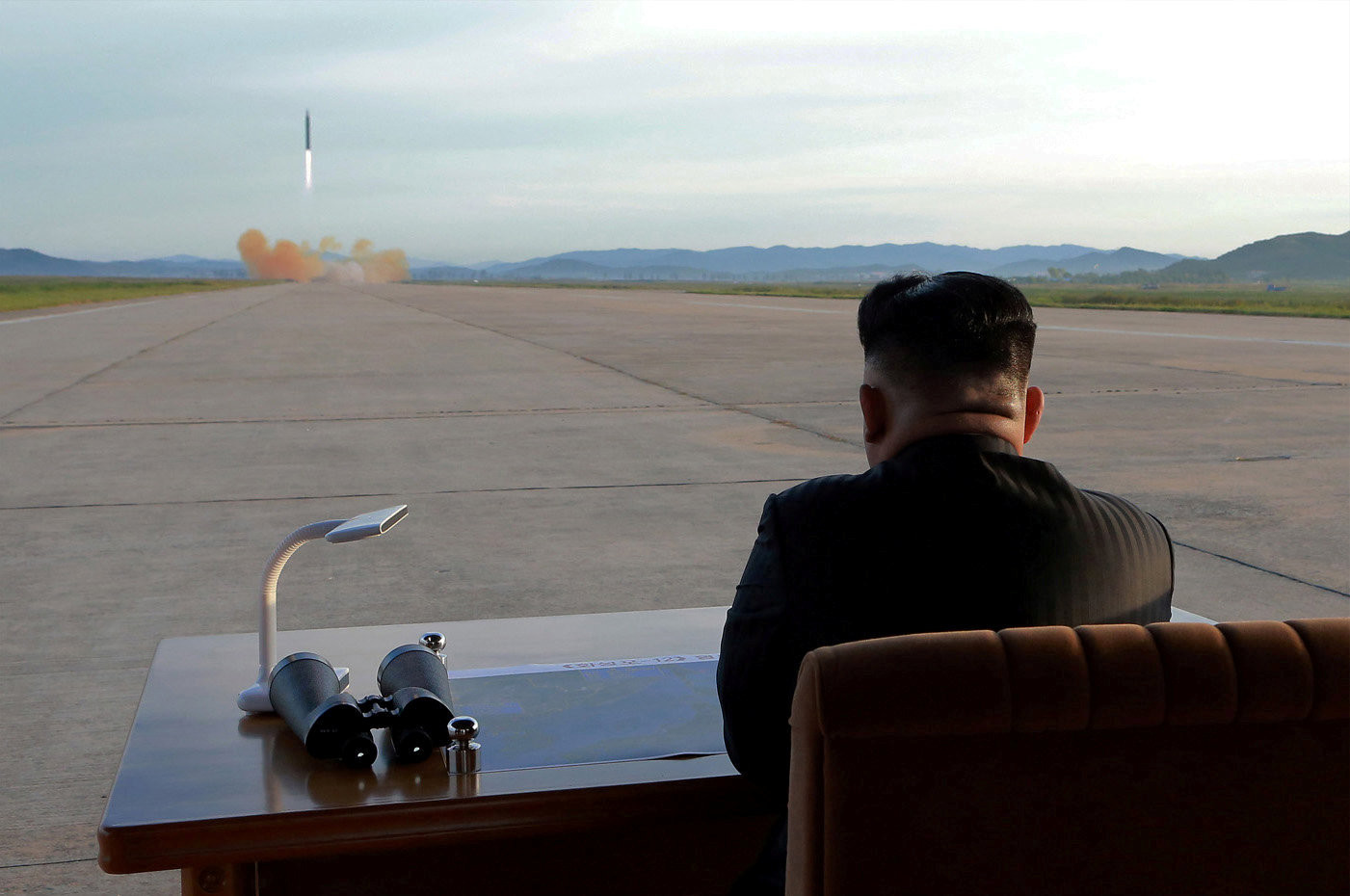 Severokórejský vodca Kim Jong Un pozoruje vypustenie rakety Hwasong-12 .Fotografiu vydala kórejská centrálna spravodajská agentúra Severnej Kórey (KCNA) 16. septembra 2017. 