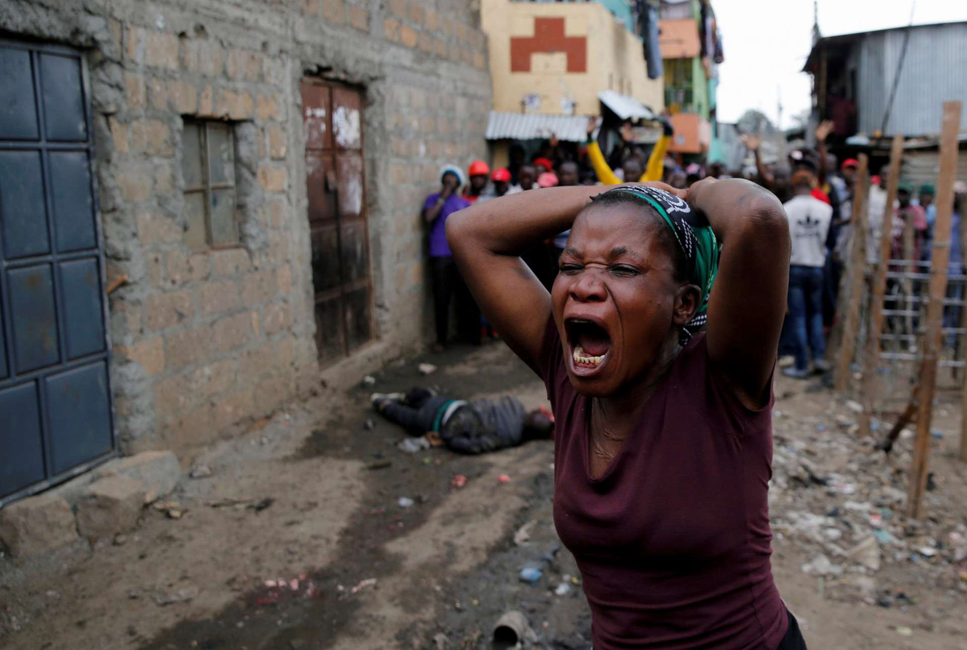 Trúchliaca žena počas protestov v Mathare, v Nairobi, v Keni 9. augusta 2017. 
