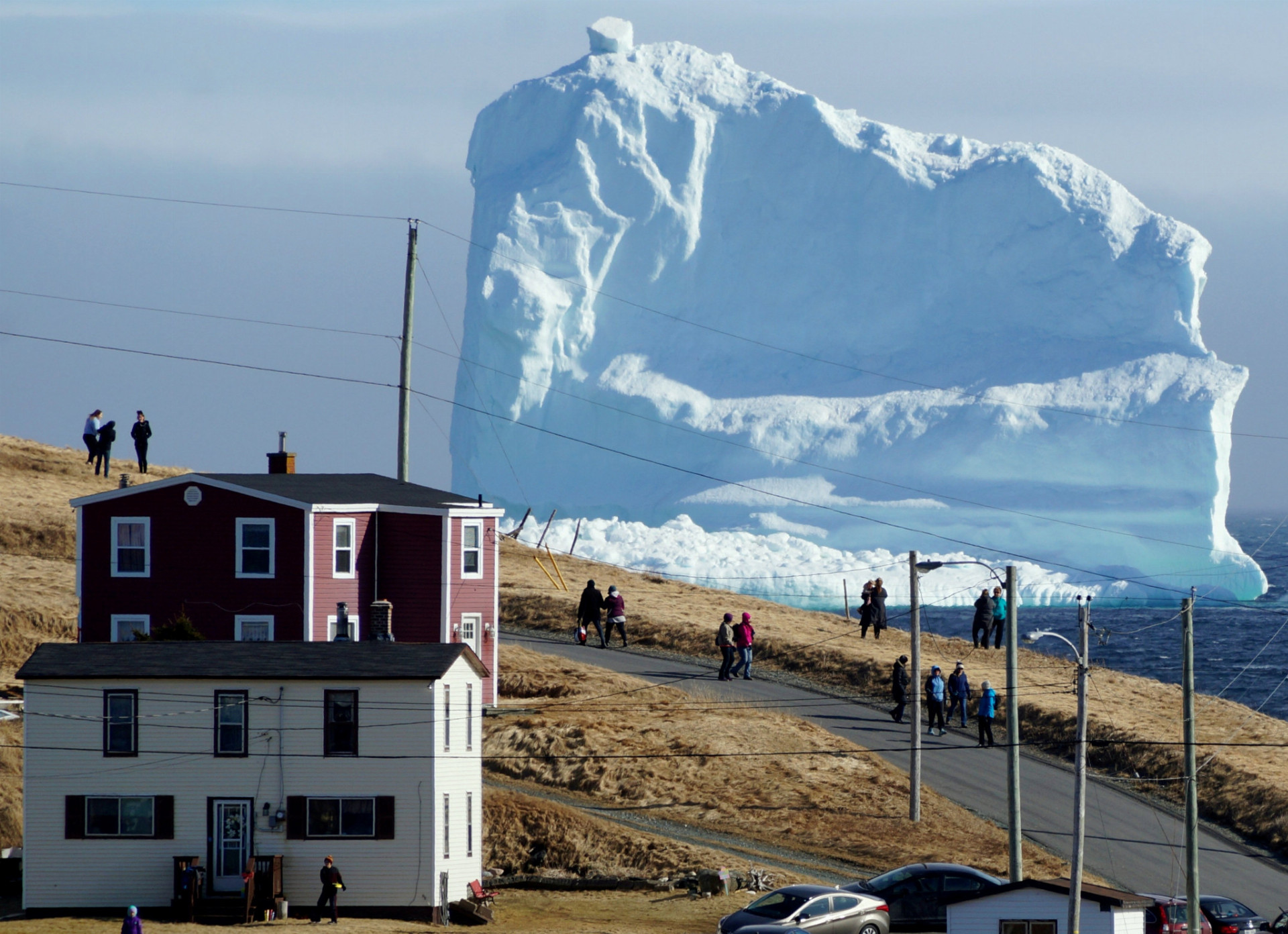 Obyvatelia pri pohľade na prvý ľadovec v sezóne, pri prechádzke južným brehom, známym tiež ako "Iceberg Alley", neďaleko Ferryland Newfoundland, Kanada 16. apríla 2017. 