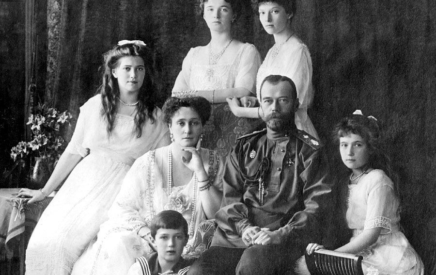 Ruský cár Mikuláš II. s manželkou a deťmi.