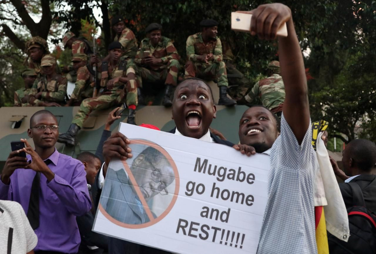 Počiatočnú nedôveru voči zámerom armády vystriedalo u obyvateľov Zimbabwe nadšenie.
