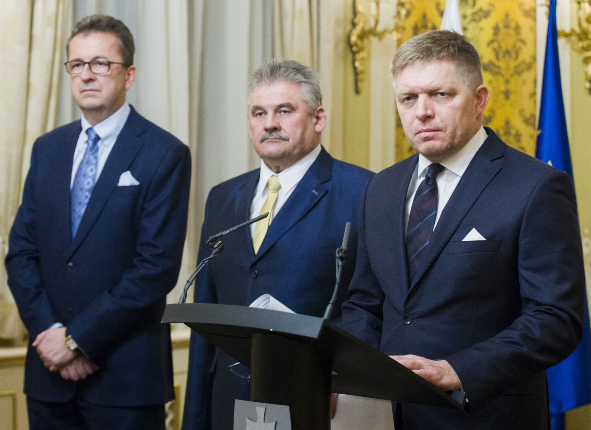 Zo sobotňajšieho rokovania konkrétne rozhodnutia nevzišli, na snímke zľava poslanec NR SR Martin Glváč, minister práce Ján Richter a premiér Robert Fico.