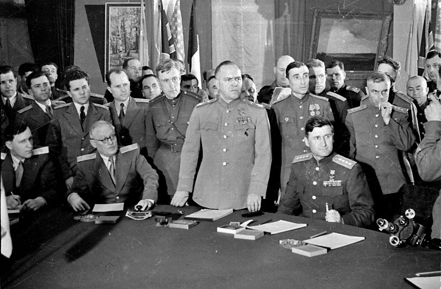 Okamih maršalovho najväčšieho triumfu. Žukov podpísal 9. mája 1945 za Sovietsky zväz akt bezpodmienečnej kapitulácie Nemecka.