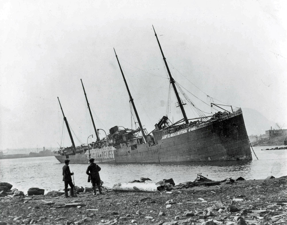Vrak lode Imo v zničenom halifaxskom prístave.