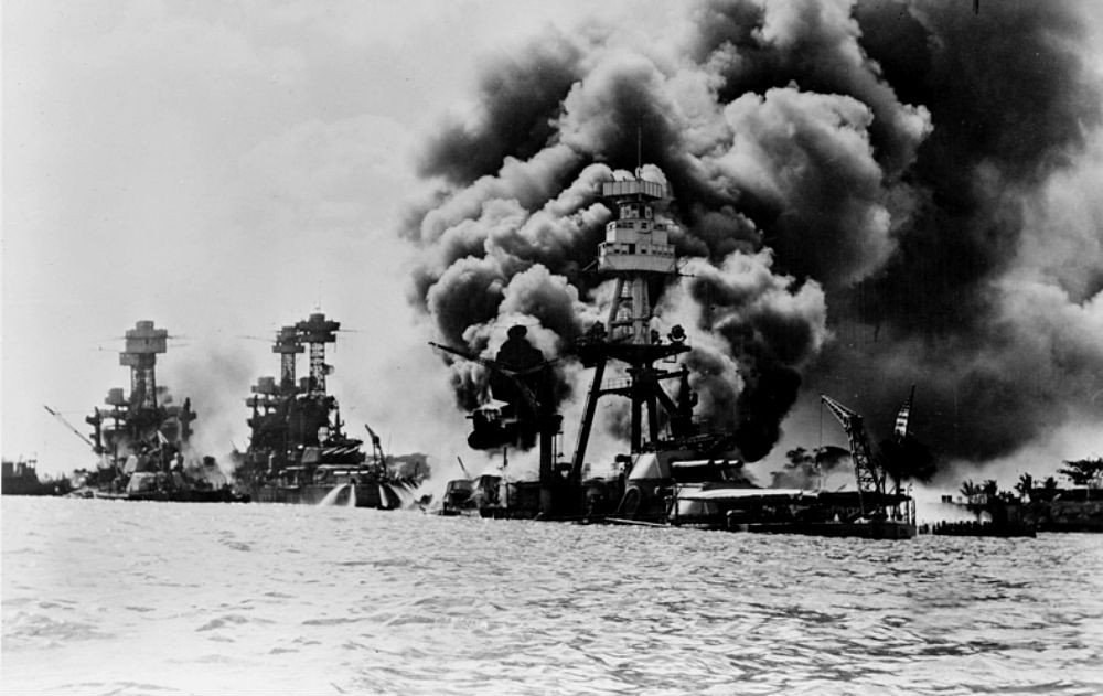 Horiace americké lode West Virginia, Tennessee a Arizona, po japonskom útoku na Pearl Harbor 7. decembra 1941.