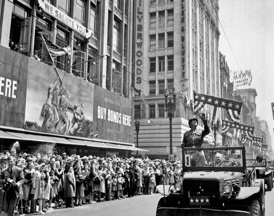 Oslavovaný generál Patton v uliciach Los Angeles 9. júna 1945.