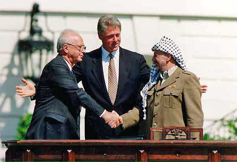 Izraelský premiér Jicchak Rabin, americký prezident Bill Clinton a šéf OOP Jásir Arafat po podpise mierovej zmluvy v septembri 1993.