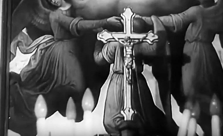 Kríž na oltári číhošťského kostola, ktorý sa mal v decembri 1949 počas omše niekoľkokrát pohnúť.