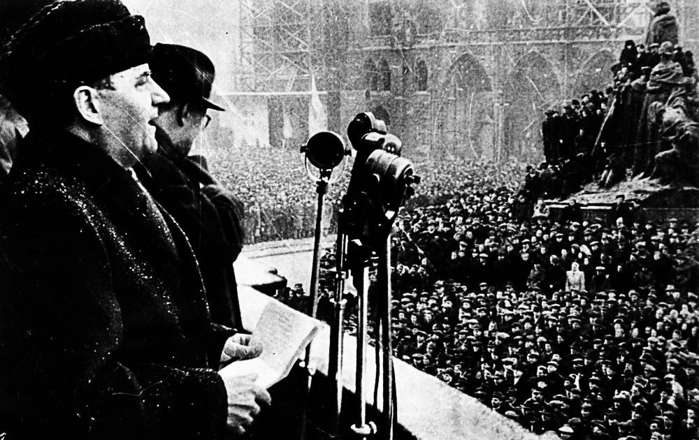 Komunistický predseda vlády Klement Gottwald reční na Staromestskom námestí počas februárovej krízy v roku 1948.